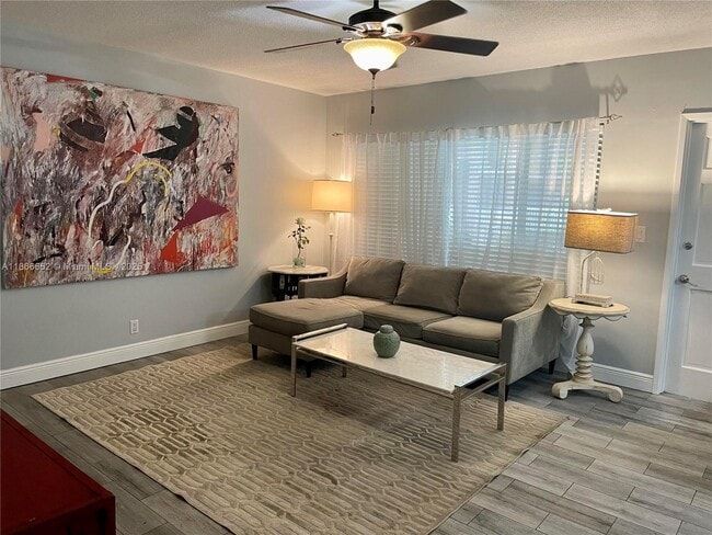 Photo - 100 SE 6th Ave Unidad 104