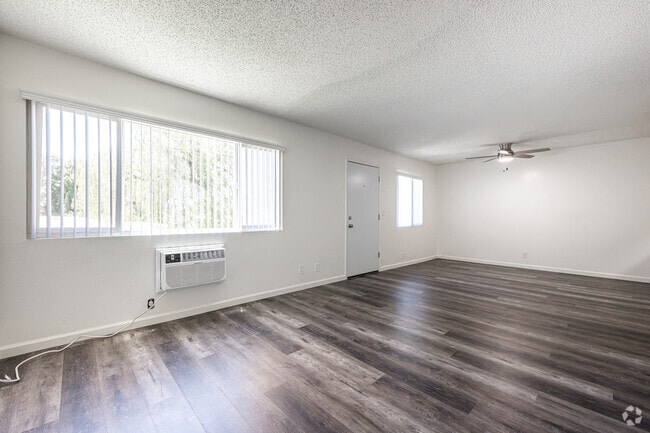 2BR, 2BA - 900SF - Living Room