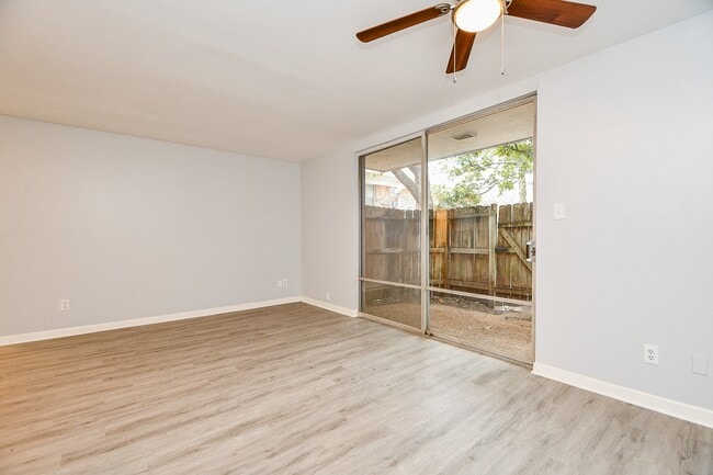 Building Photo - 2822 Briarhurst Dr Unit 43