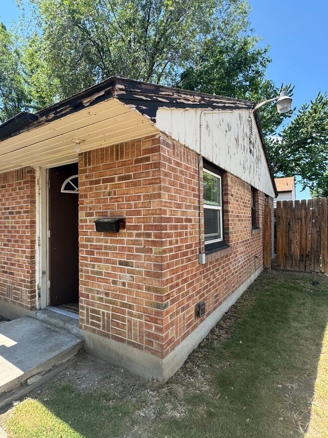 Building Photo - Jean Street 4 Plex Unit 2413