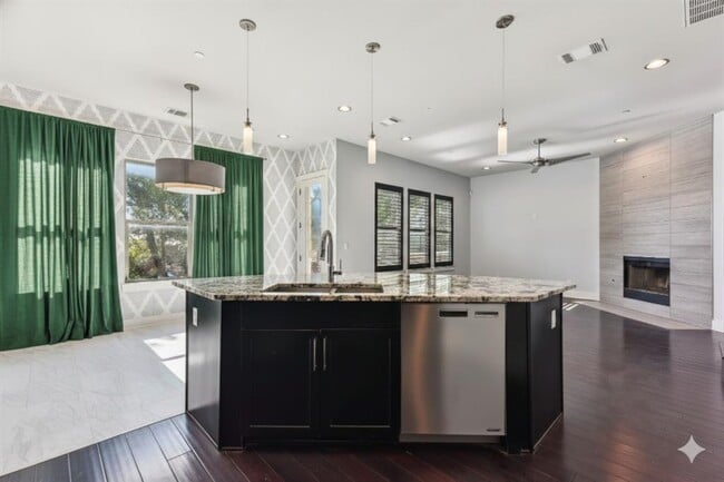 Building Photo - 8110 Ranch Road 2222