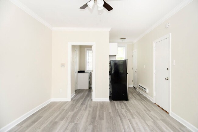 Photo - 646 W Roscoe St