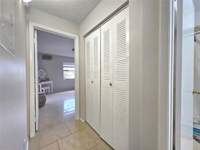 Photo - 9999 Summerbreeze Dr Unidad 102