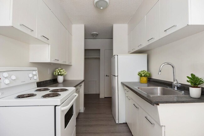 Photo - Hillside Manor