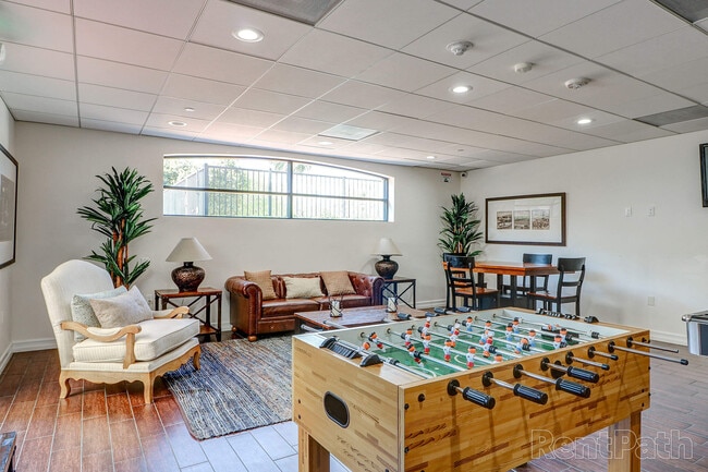 Le Blanc Apartments