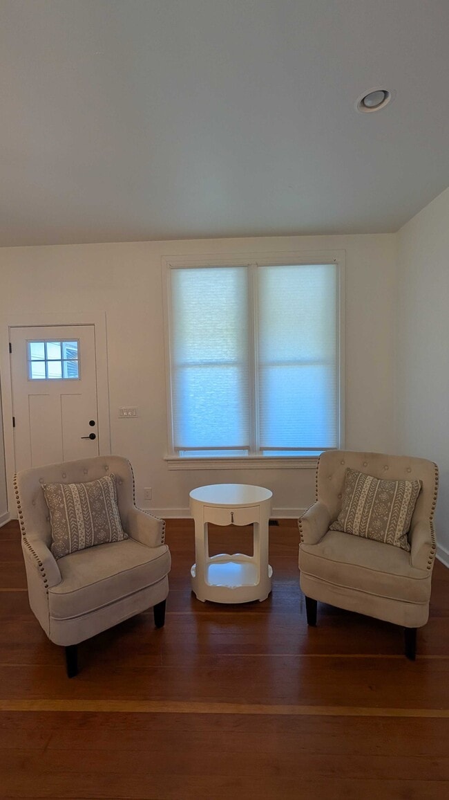 Photo - 405 N Cloverdale Blvd