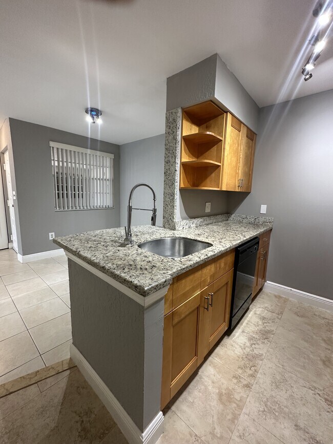 Photo - 2861 N Oakland Forest Dr Unidad 107 Rental