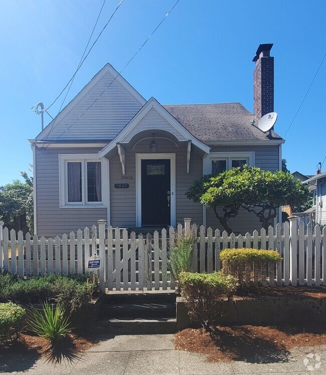Building Photo - Classic 4 Bedroom Tudor in Desirable Maple... Rental