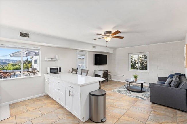 Photo - 321 W Kalmia St