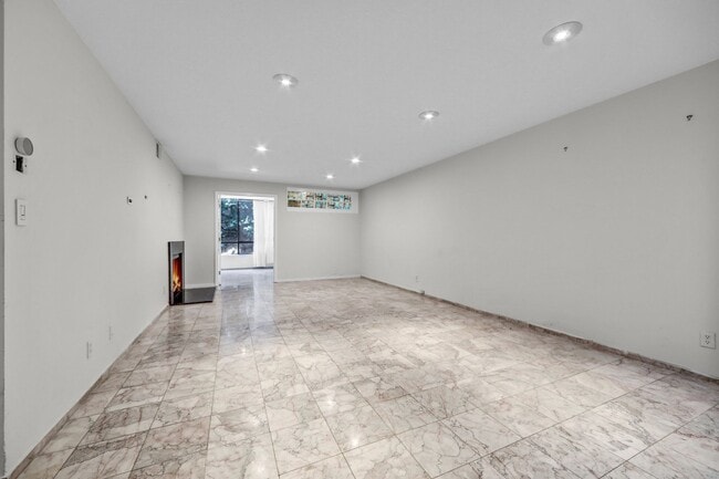 Photo - Spacious End-Unit Hollywood Condo with 2 Parking Spaces Unidad 212
