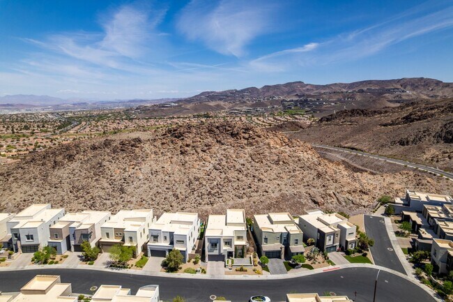 Photo - Luxury Rental with Mountain Views in Gated...