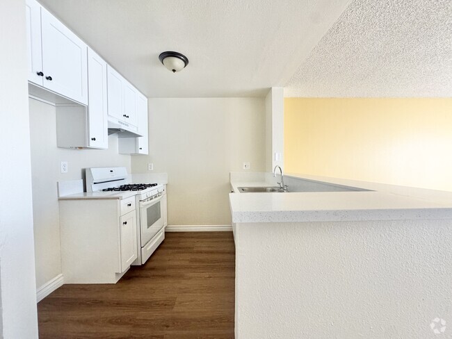 Building Photo - 9233 Van Nuys Blvd Unit 220A Rental