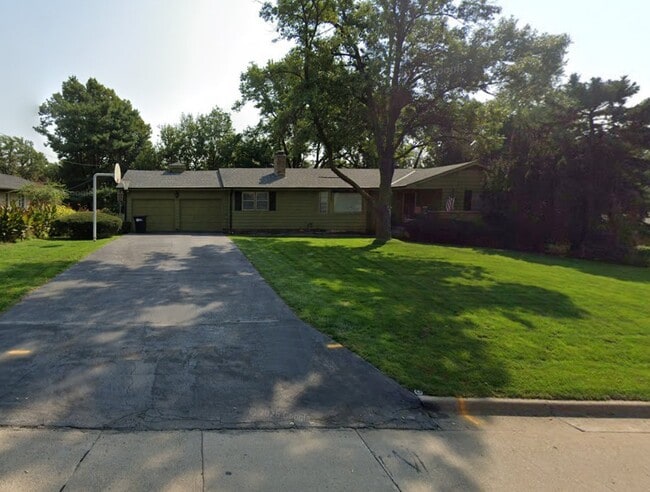 Photo - 321 S 70th Ave
