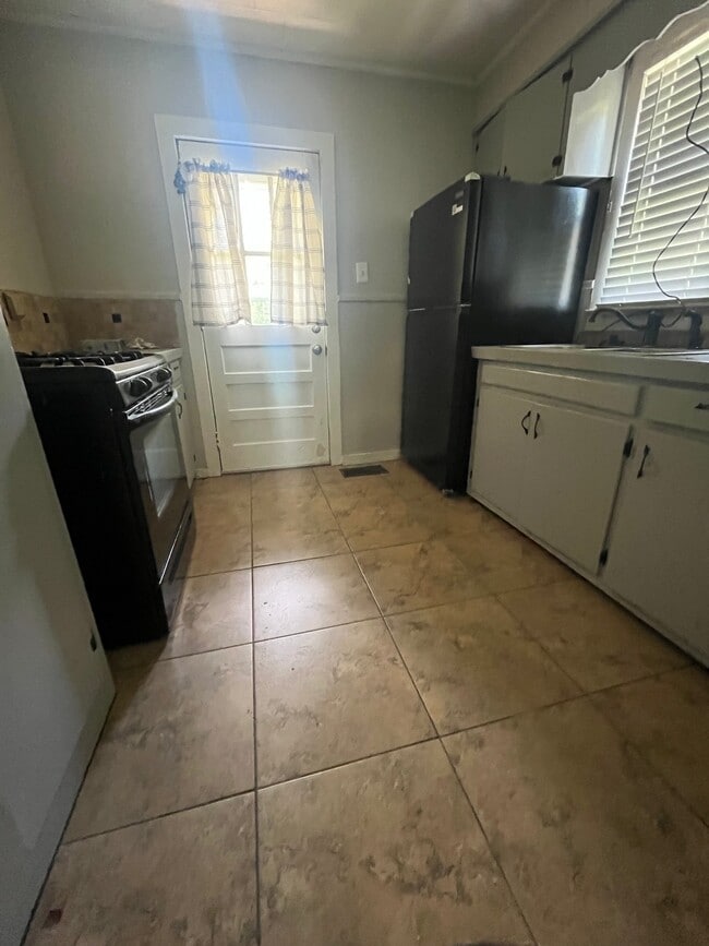 Photo - 104 Lucas St
