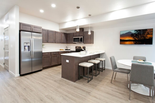 Prairie Pointe Apartments & Townhomes