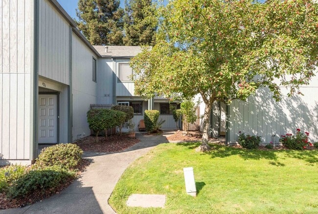 Building Photo - Westland Estates 2 Bedroom 2.5 Bathroom Condo