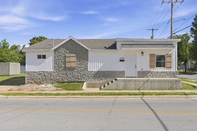 Building Photo - 1339 E Division St