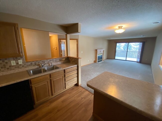 Building Photo - Top Floor Condo Available March 1, Open Floor Plan, Balcony, Fireplace, Walk-in Closet, 2 Baths, ... Unit 217
