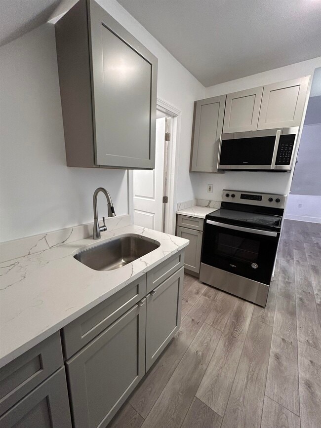 Building Photo - 20 Chapel St Unit 5