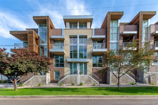 Building Photo - Faces Jefferson Park!