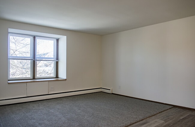 3245 N Oakland