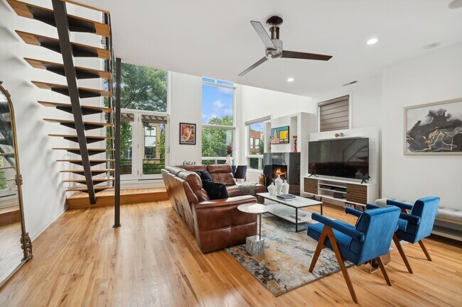 Photo - 885 N Hermitage Ave