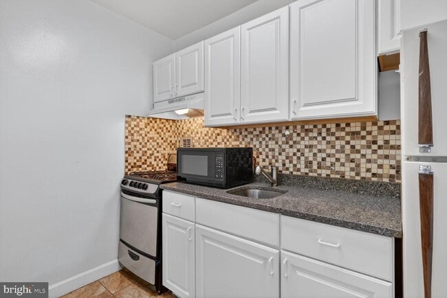 Building Photo - 1121 Arlington Blvd Unit 348
