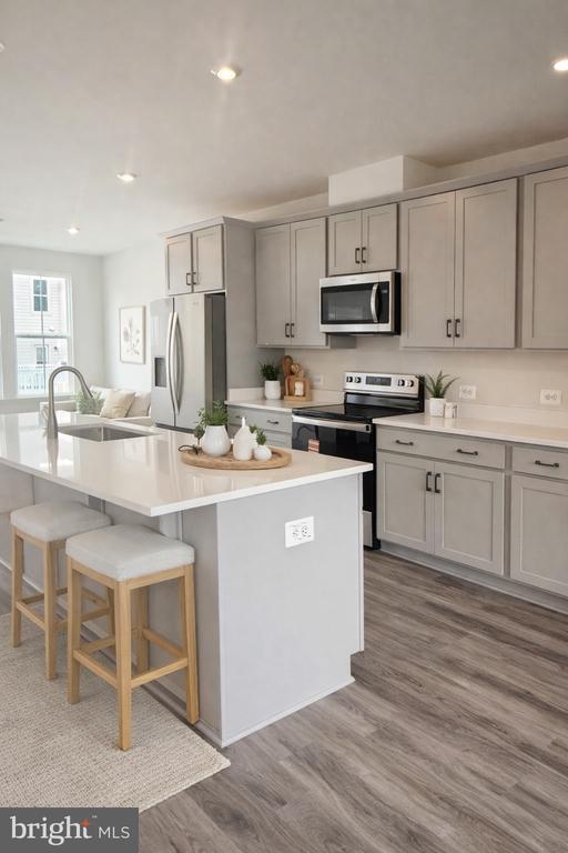 Photo - 10165 Queens Wy