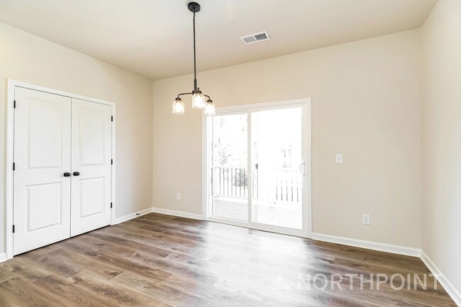 Photo - Beautiful 3BR 3.5BA Townhome w/ Full Appliance Kitchen Garage Parking in University