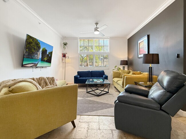 Building Photo - 1900 Van Buren St Unit 118B