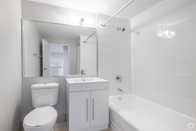 2BR, 1BA - 719SF - Bathroom