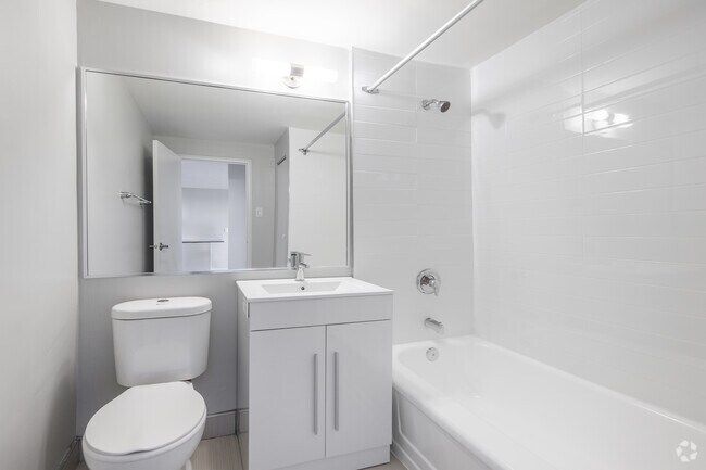 2BR, 1BA - 719SF - Bathroom - Castle Towers
