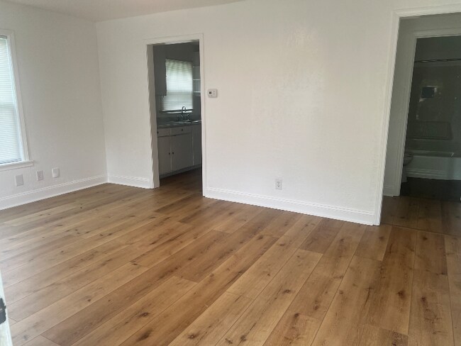 Photo - 554 Small St