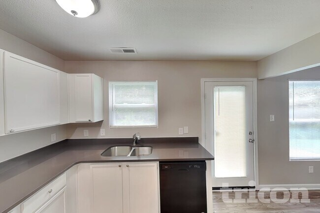 Photo - 1362 Cadre Cir