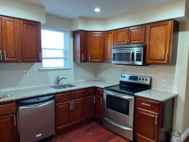 Building Photo - 1808 S 17th St Unit 3rd Floor Rental