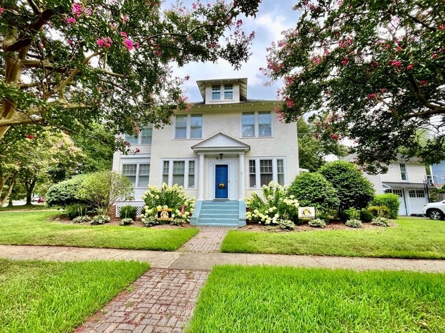 Building Photo - Charming Larchmont 4 Bedroom - 2 Sun Rooms... Rental