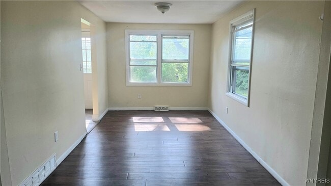 Photo - 185 Fairgreen Dr