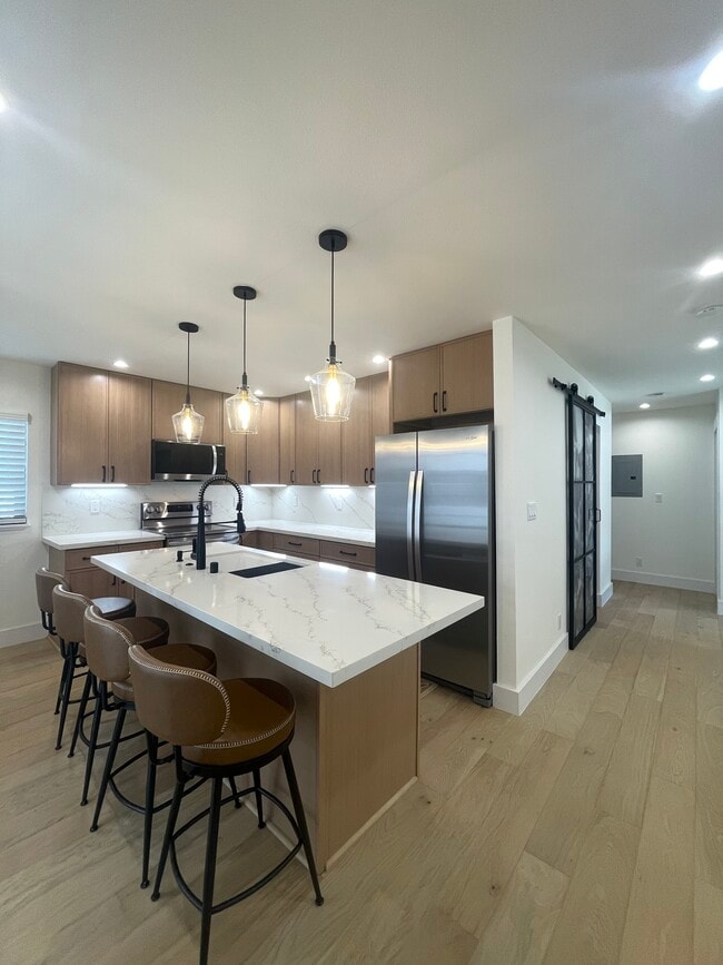 Building Photo - 819 16th Ave Rental