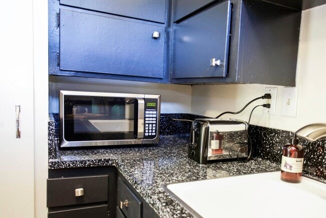 Photo - 604 E 8th St