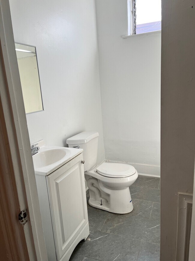 Photo - 4946 N Broad St Unit 3R