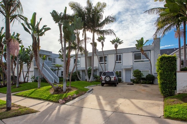 Building Photo - Large 2BR in Pacific Beach w/ a Fireplace and 2 Parking Spaces!