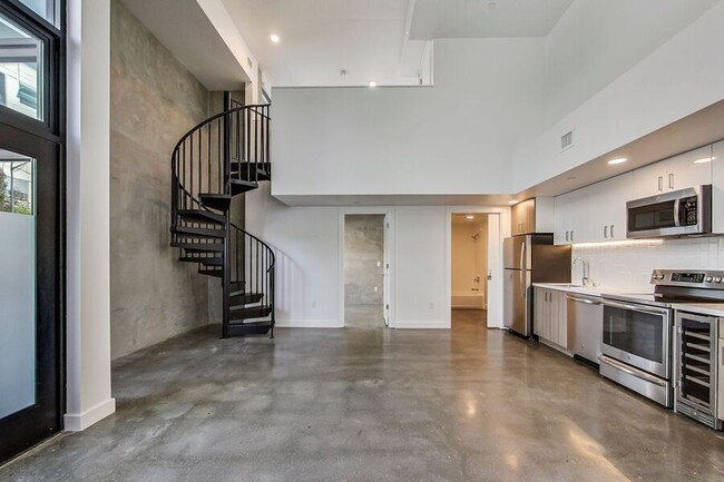 2 bed/2 bath Loft with Private Patio on Ma... - 2 bed/2 bath Loft with Private Patio on Ma...