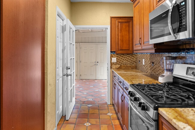 Photo - 735 Colonial Rd