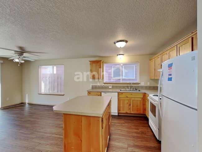 Photo - 467 Whitney Dr