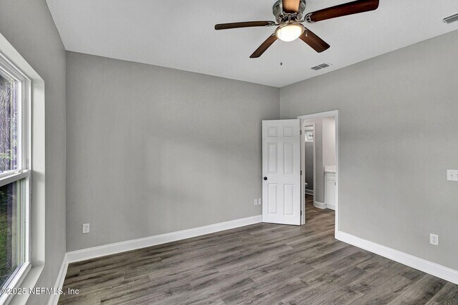 Photo - 944 Alderside St