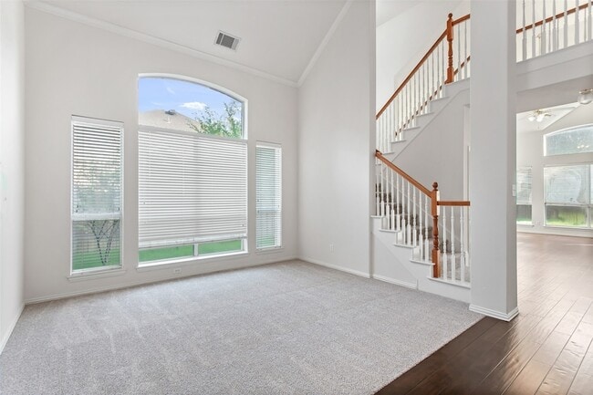 Photo - 915 Falcon Trail