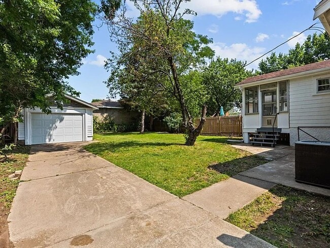 Building Photo - 2 bed 1 bath Maplewood home for Lease