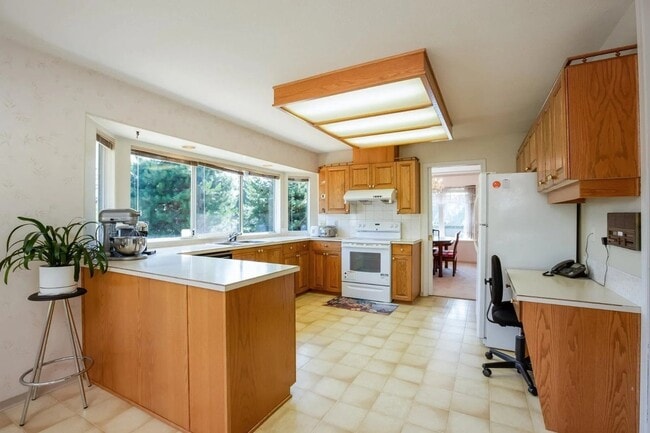 Photo - 8082-8150 150 St