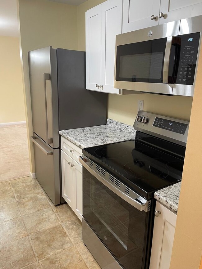 Building Photo - Oversized 2 bedroom Unit B9