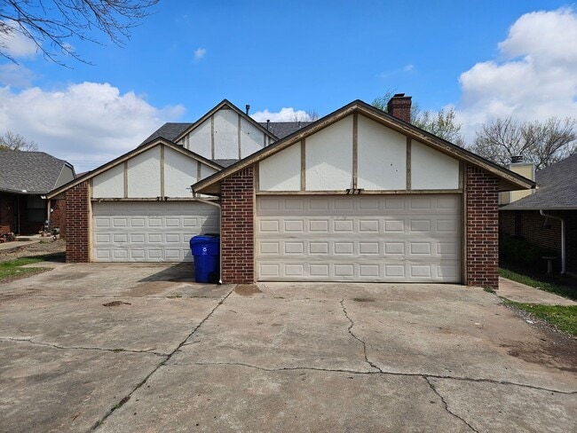 Building Photo - (3) Bed/(2) Bath West Norman Townhome Available NOW!